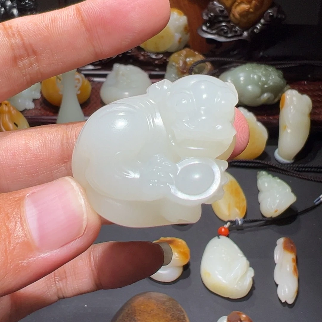 颈饰未镶嵌和田玉（子料）乒**乓