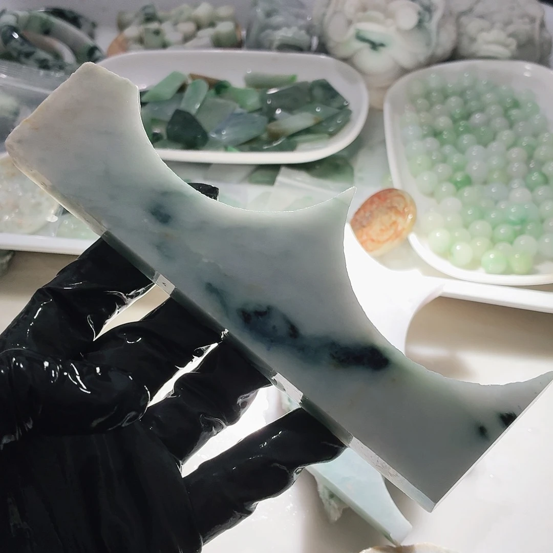 翡翠未镶嵌颈饰边角料