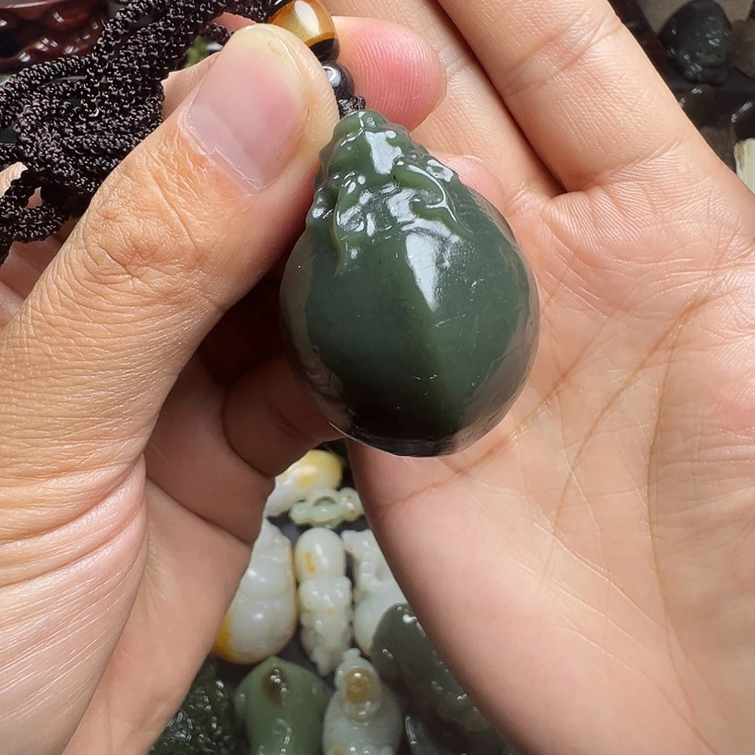 和田玉未镶嵌把件