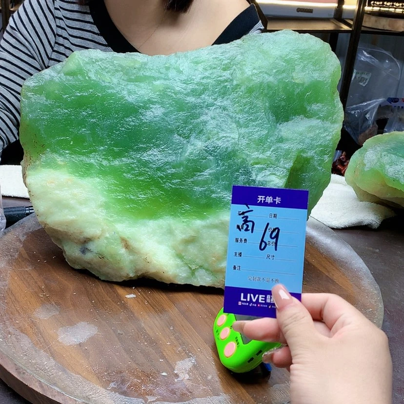 【闪购商品】未镶嵌蛇纹石玉原石丹****发
