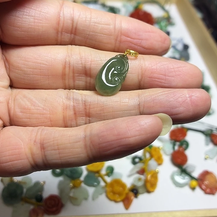 翡翠18K金镶嵌颈饰如意