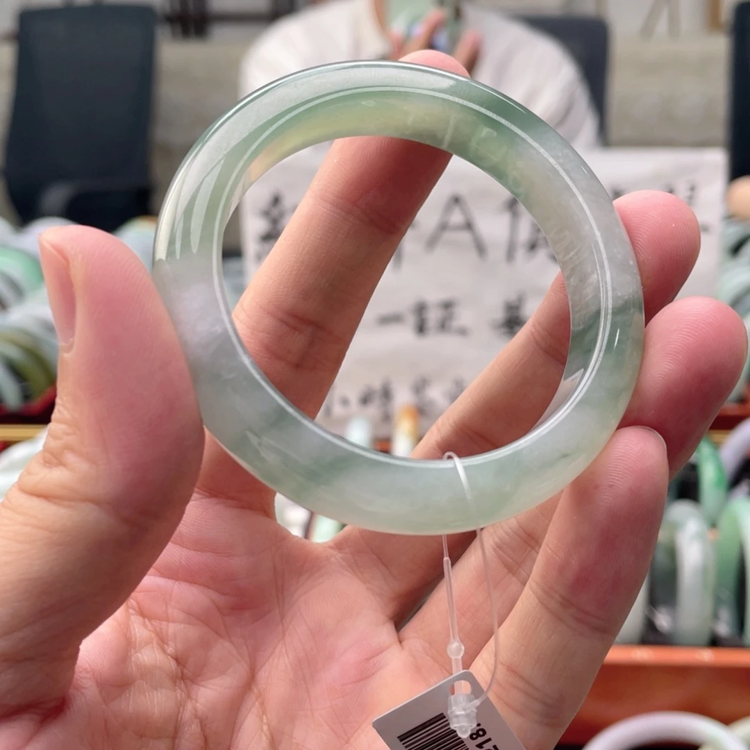 翡翠手镯未镶嵌君***吗手镯