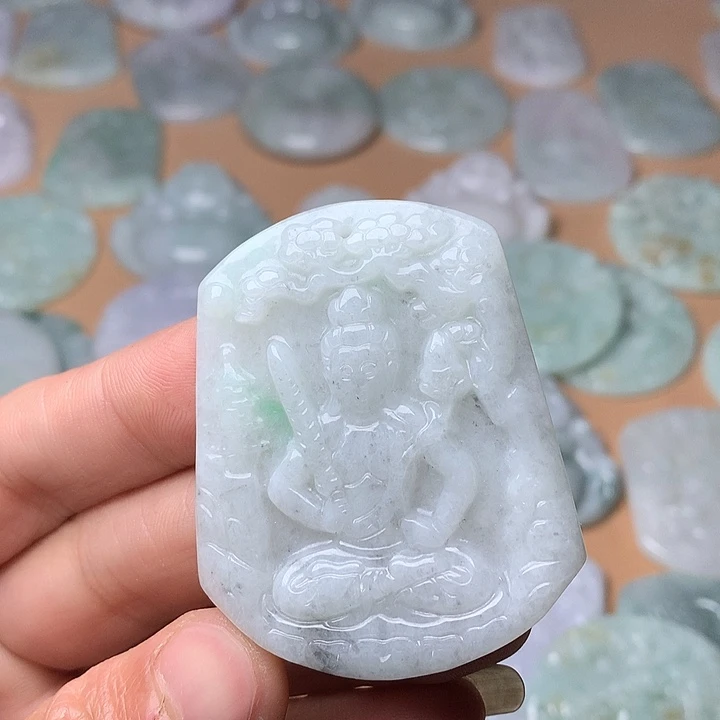 翡翠未镶嵌颈饰虚空、乌鸡