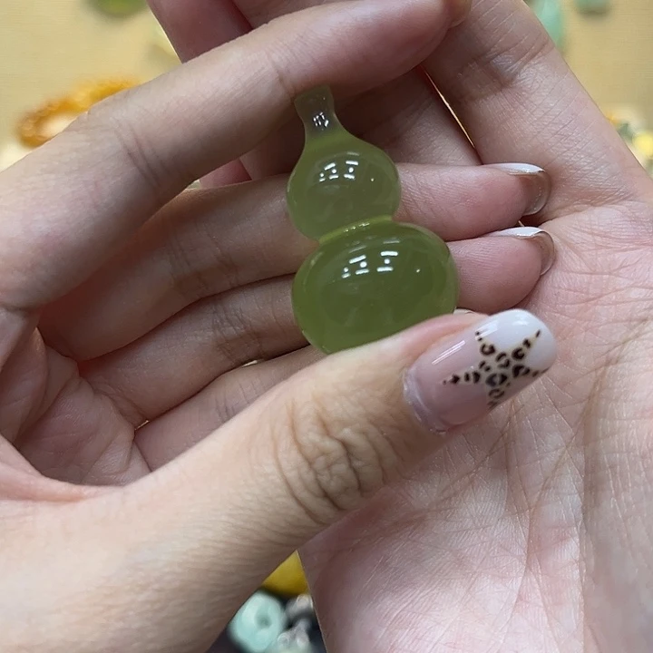 归***儿蛇纹石玉未镶嵌颈饰