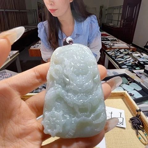 翡翠未镶嵌颈饰一个