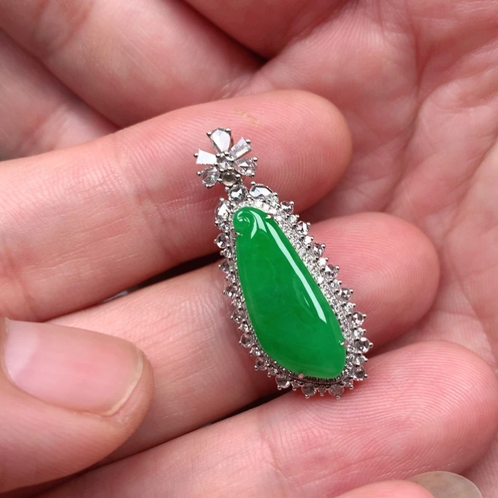 云***️翡翠18K金镶嵌颈饰天然缅甸翡翠吊坠