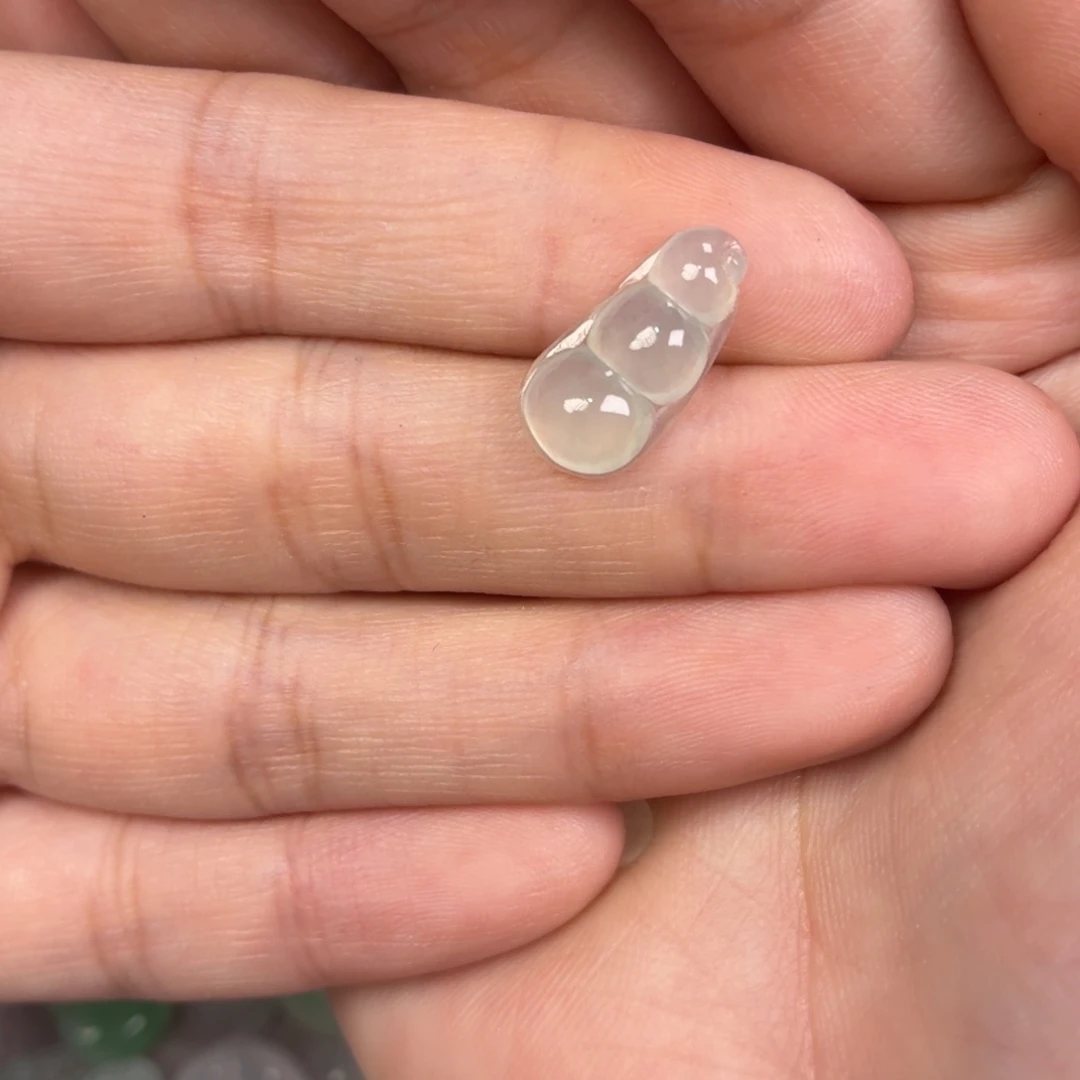 翡翠未镶嵌颈饰冰豆子