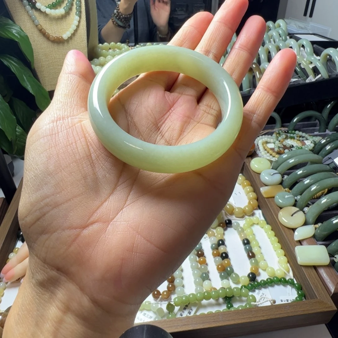 看***看未镶嵌手链和田玉