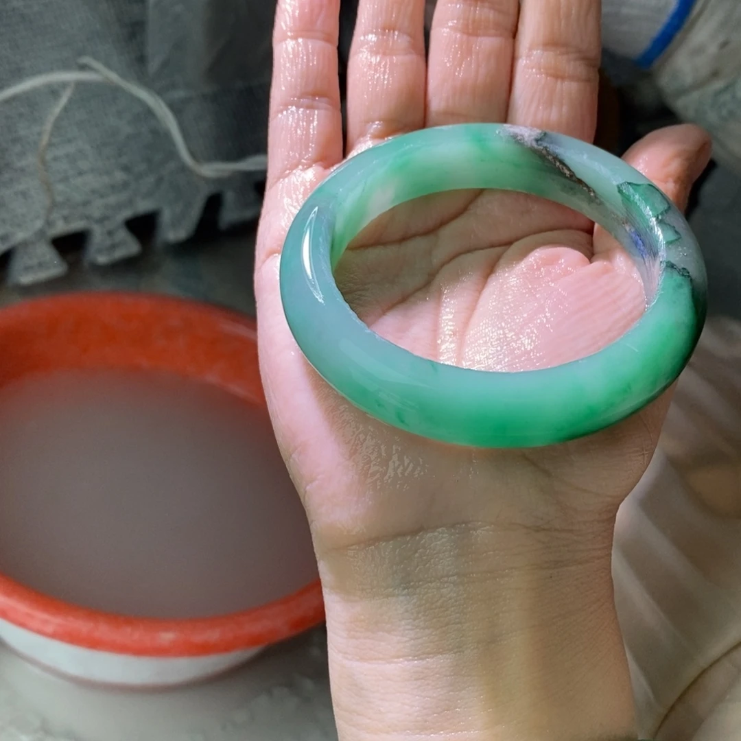 夏***荷石英质玉（非洲翠）未镶嵌手镯定制