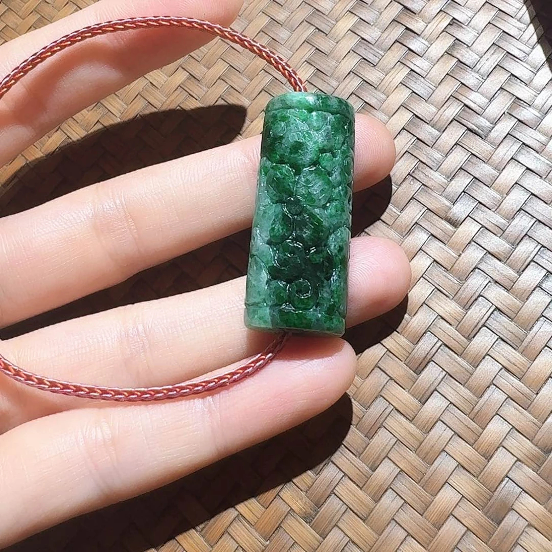 颈饰未镶嵌翡翠个性十足