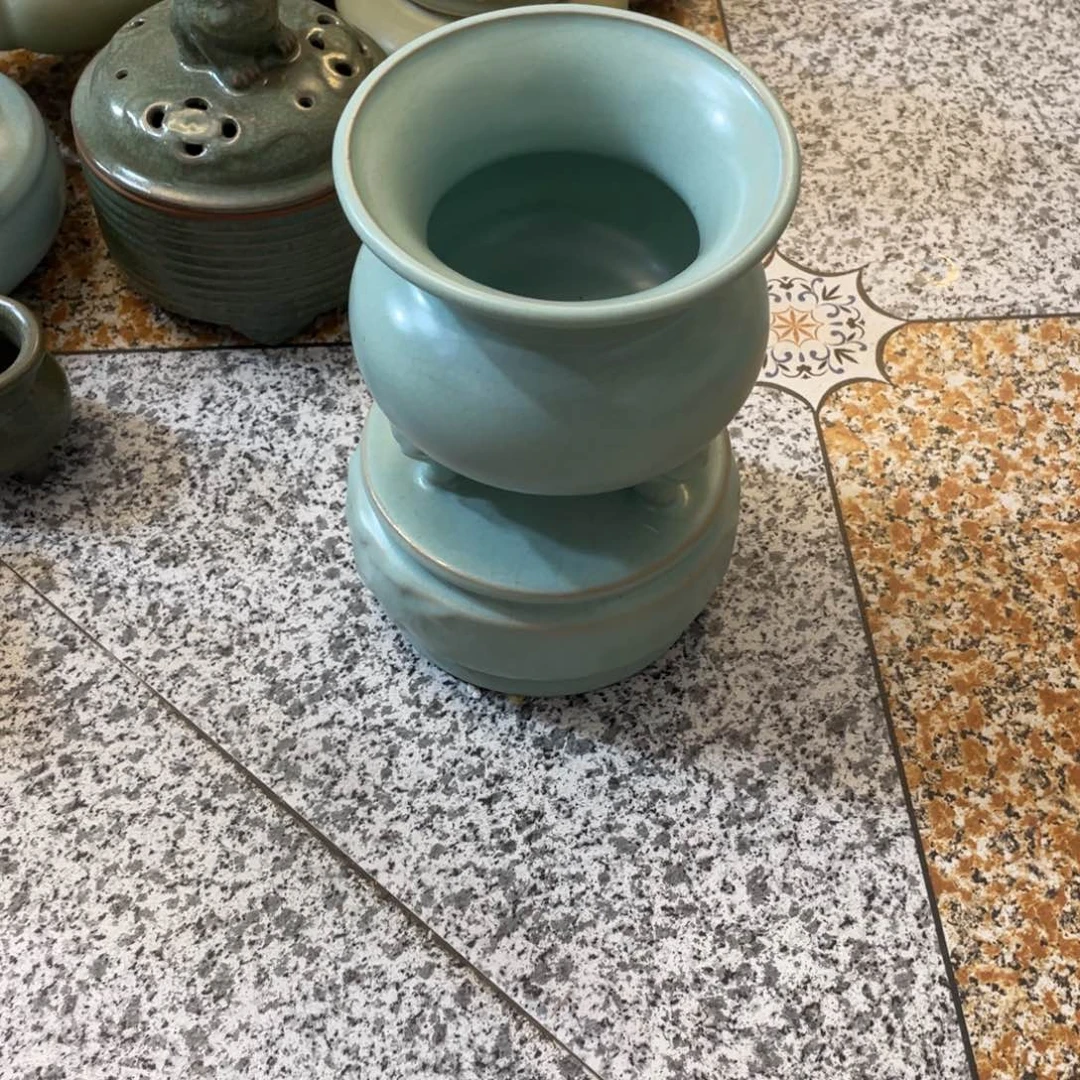 赏品汝三足炉一个