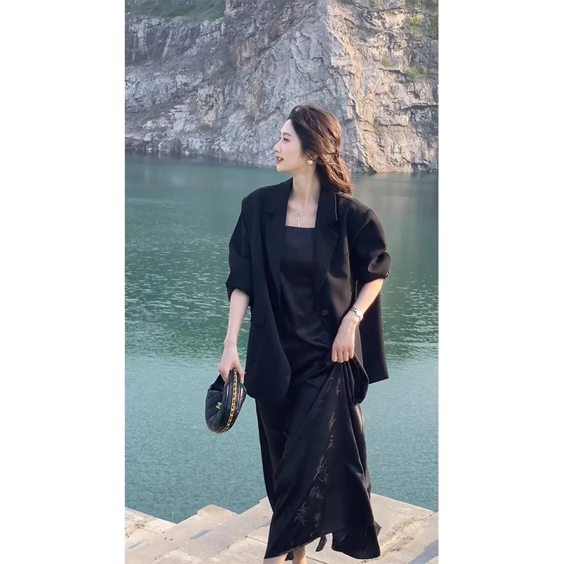 夏季大码胖mm高级感气质黑色吊带连衣裙薄醋酸缎面西装外套两件套