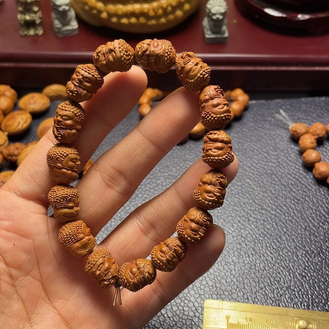 龙纹桃核雕刻瑕疵宝宝佛