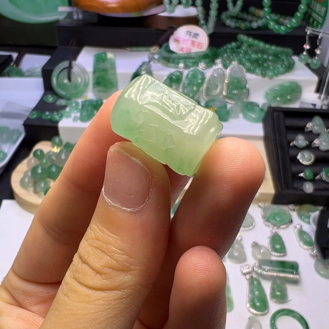 石英质玉（非洲翠）未镶嵌颈饰