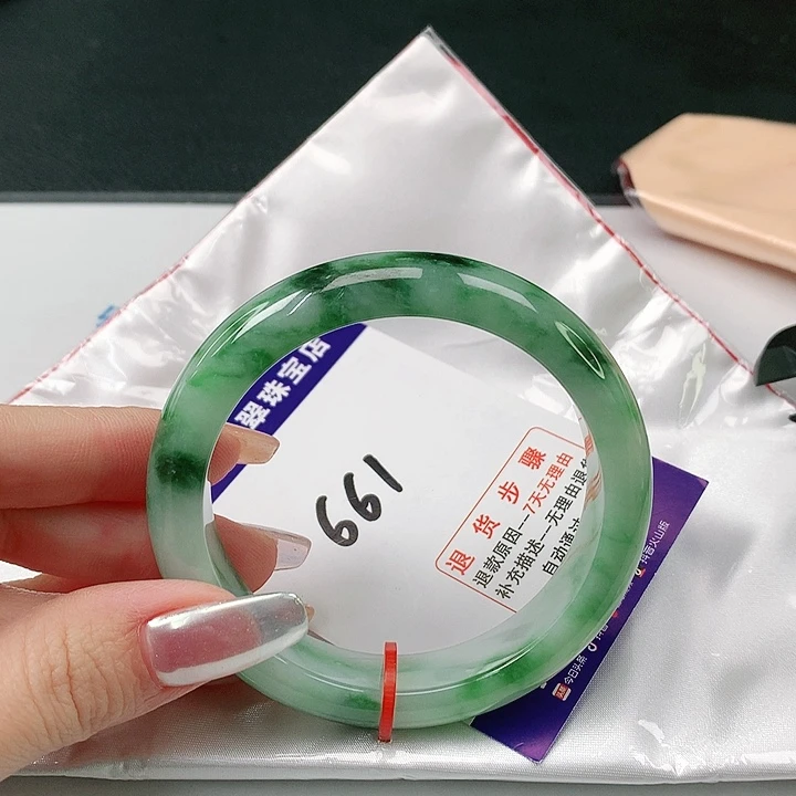 翡翠手镯未镶嵌翡翠手镯