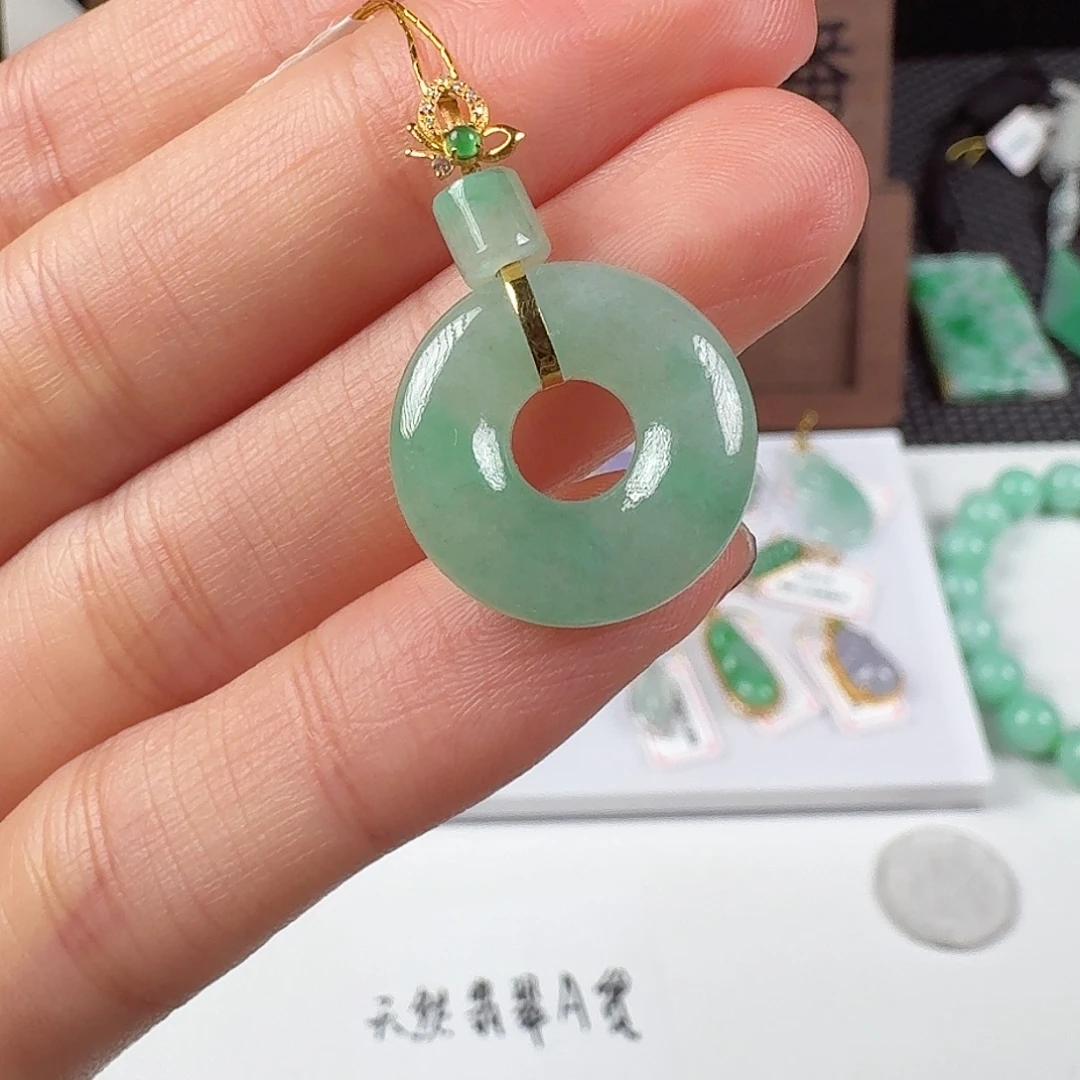 翡翠18K金镶嵌颈饰