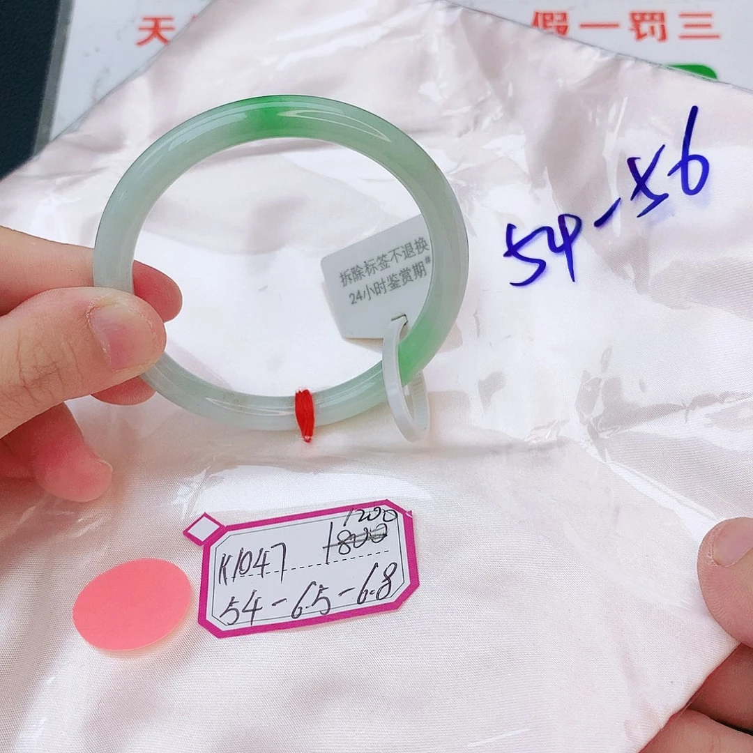 翡翠手镯未镶嵌翡翠