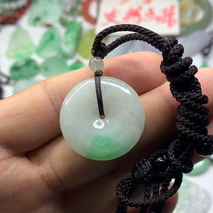 翡翠未镶嵌吊坠(赠链)