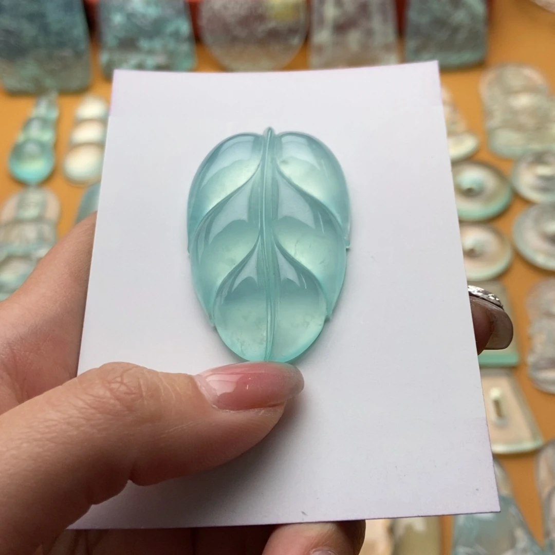 蛇纹石玉颈饰未镶嵌叶子