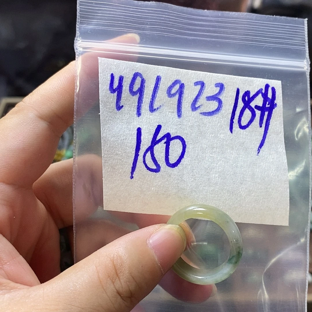 未镶嵌定制翡翠人**物