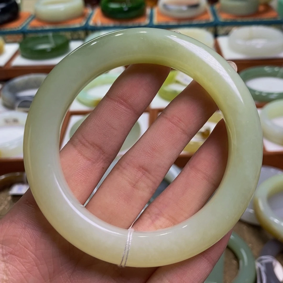 和田玉手镯未镶嵌且末暖黄带翠57-58