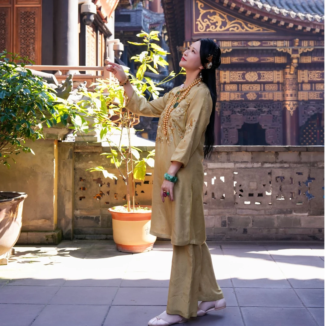 【云裳溪2025｜4月贵阳新款】国风刺绣金色旗袍款中式套装