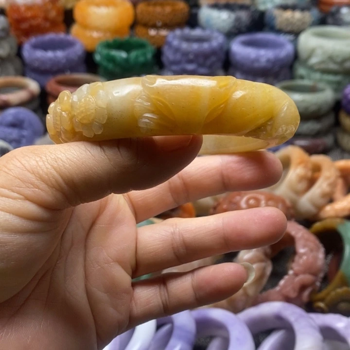 未镶嵌手镯石英质玉（佘太翠）