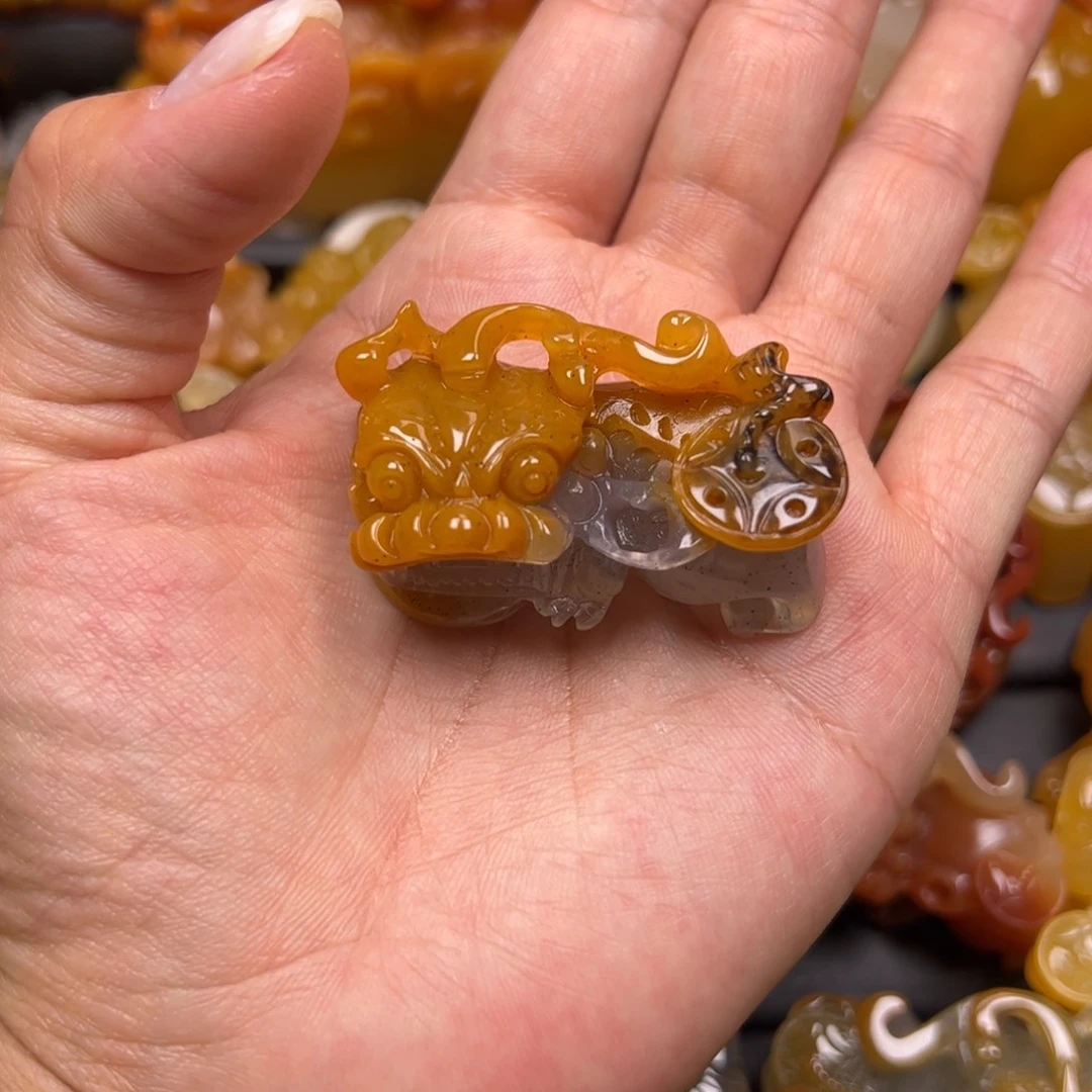 未镶嵌石英质玉（黄龙玉）颈饰
