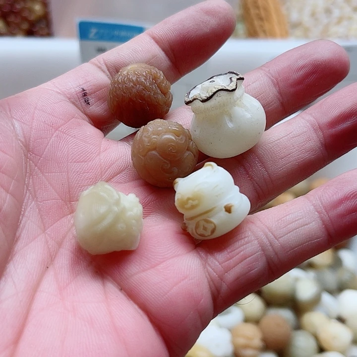 白玉菩提手串瑕疵雕刻件5颗