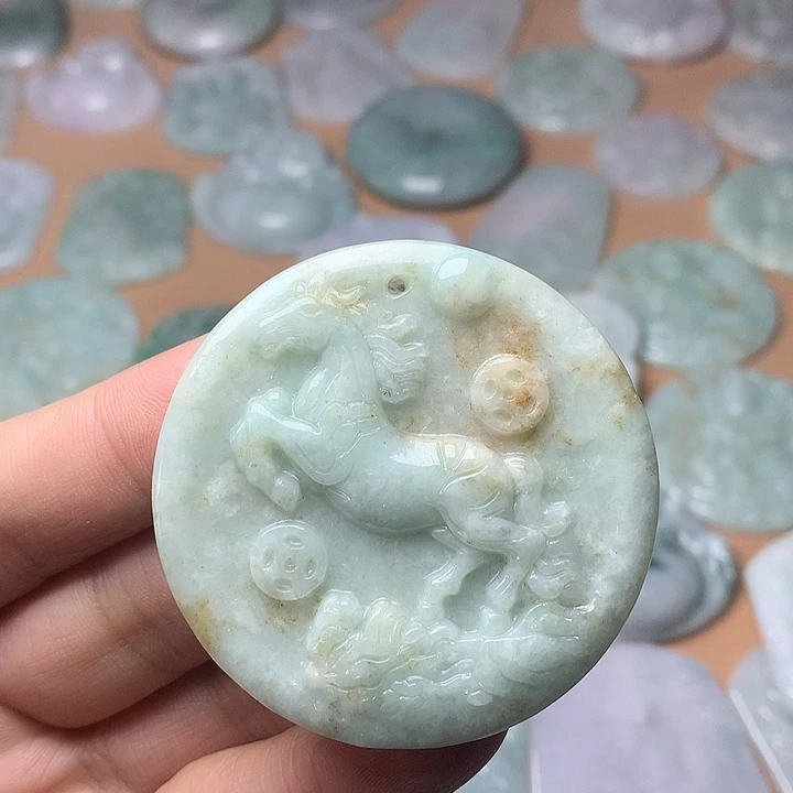 翡翠未镶嵌颈饰马牌