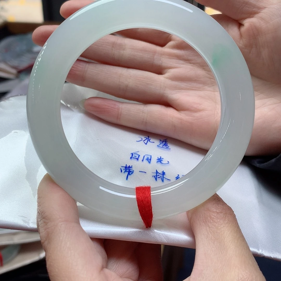 翡翠手镯未镶嵌翡翠