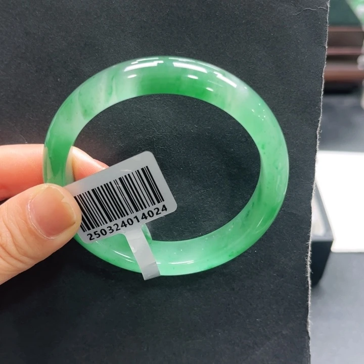 梦***子石英质玉（非洲翠）未镶嵌手镯