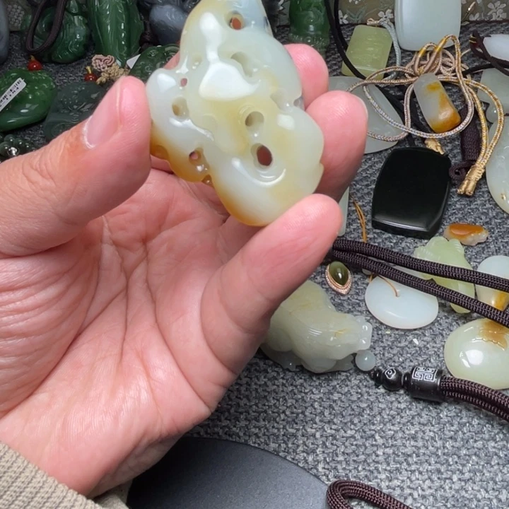 和田玉未镶嵌颈饰