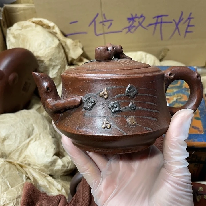 紫砂茶壶原矿泥料，手工制作的一把紫砂壶。