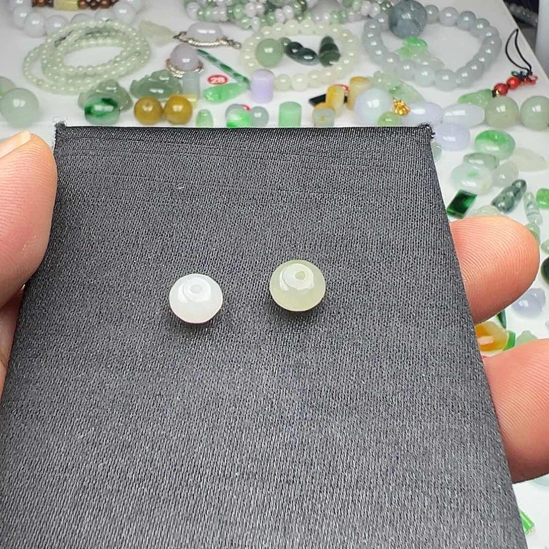 翡翠未镶嵌颈饰施****哥翡翠