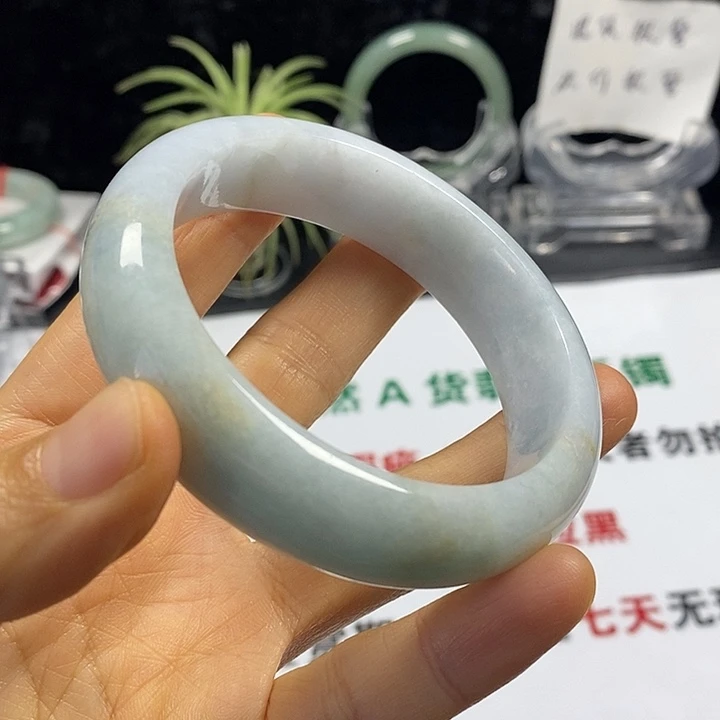 未镶嵌手镯翡翠64。 58.5圈