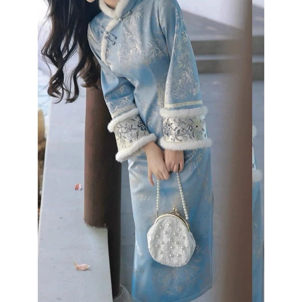 蓝色淑女范2025年冬季新款加绒保暖毛绒领旗袍新中式倒大袖连衣裙