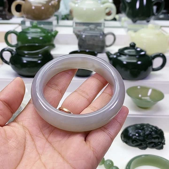 未镶嵌和田玉挂件哥****说手镯