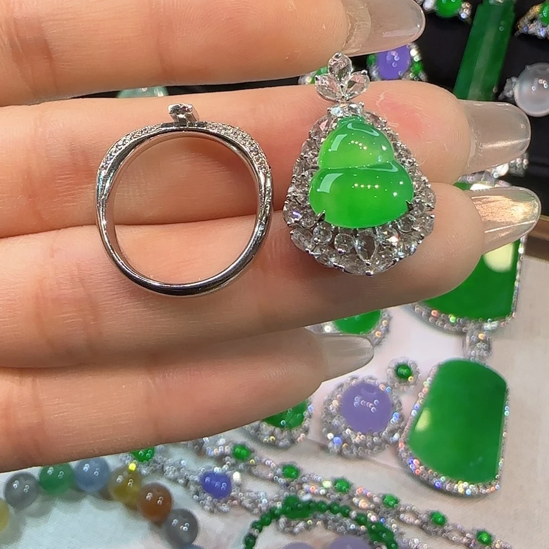 翡翠18K金镶嵌颈饰