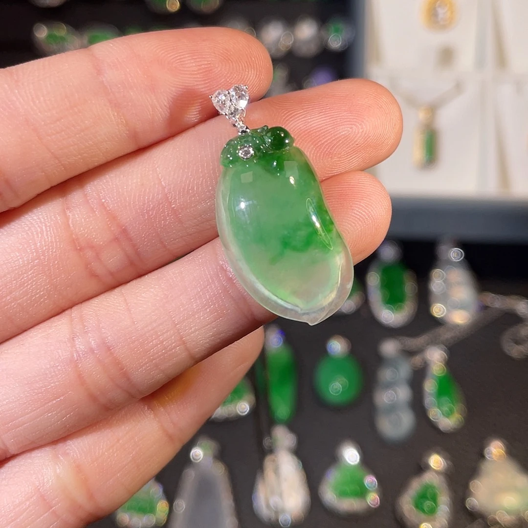 翡翠18K金镶嵌颈饰福瓜吊坠