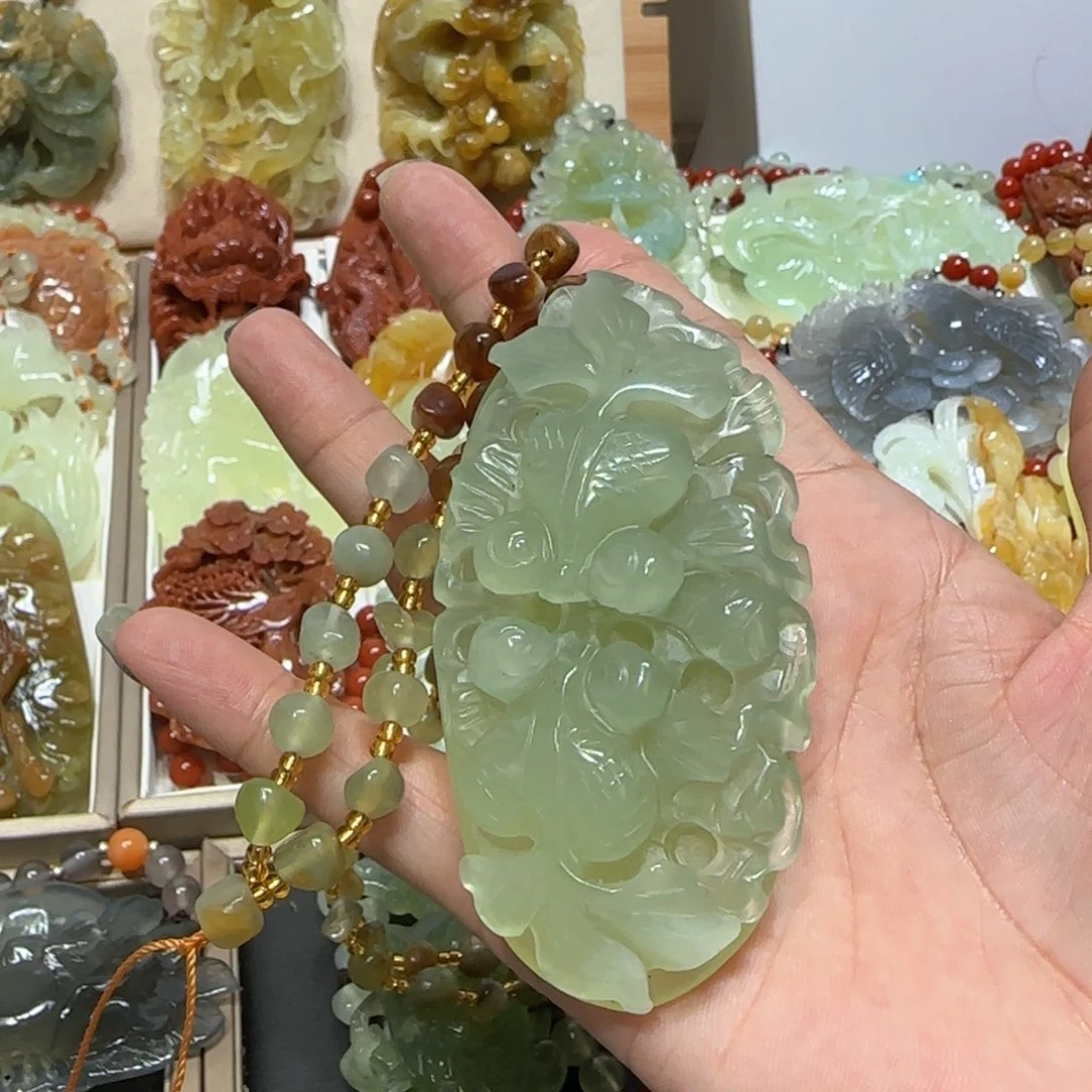 未镶嵌蛇纹石玉吊坠