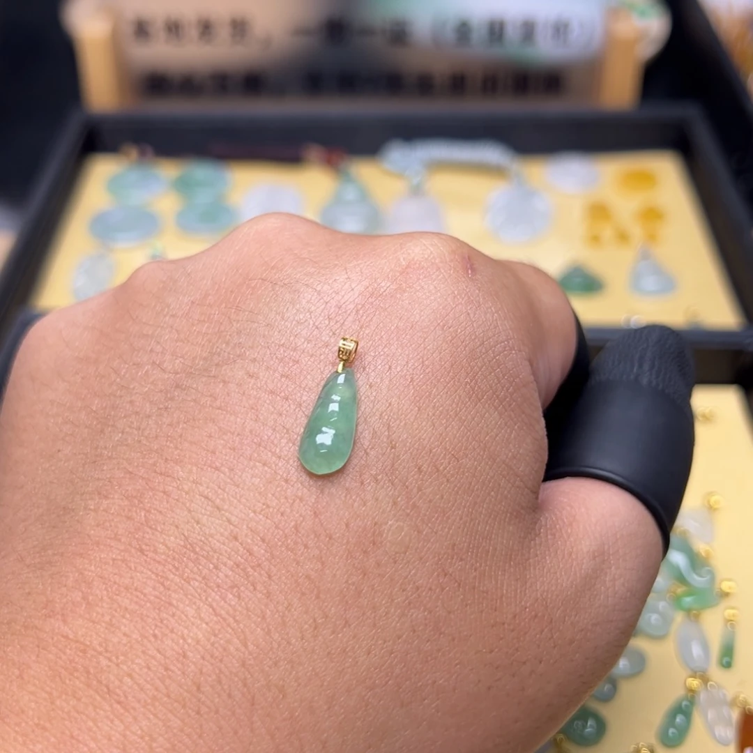 翡翠18K金镶嵌颈饰豆子