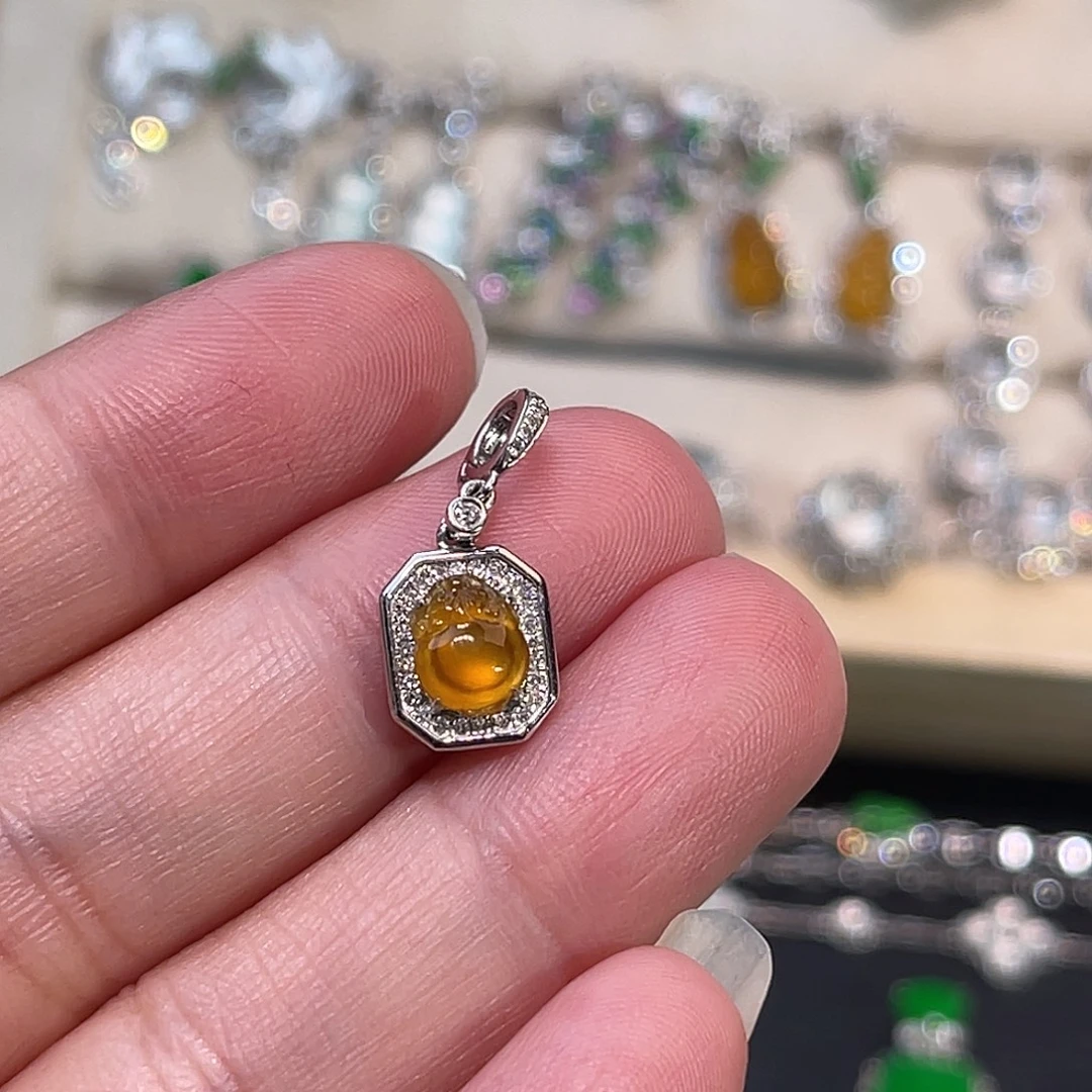 翡翠18K金镶嵌颈饰黄翡金蟾