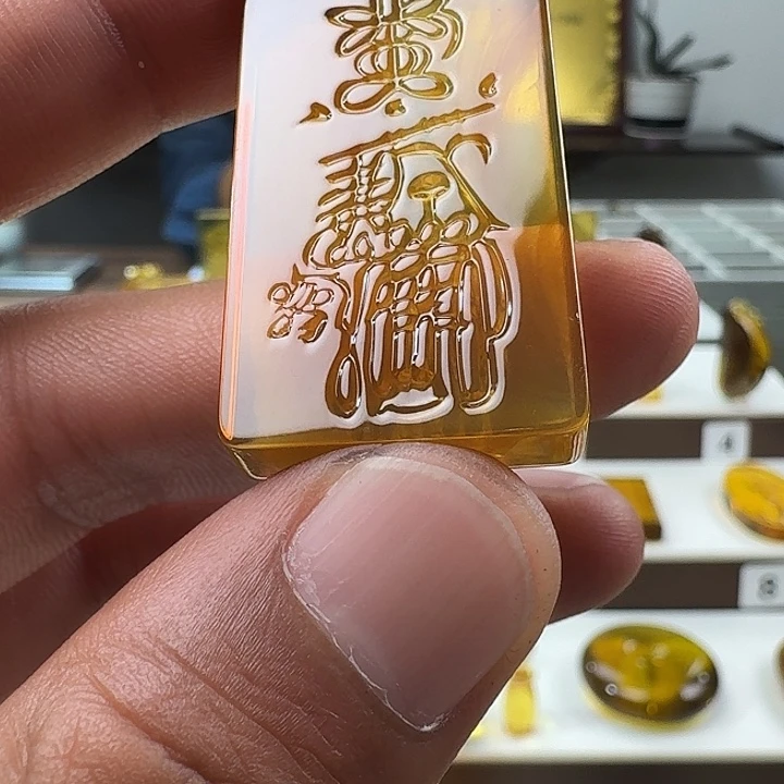 琥珀未镶嵌颈饰赵公明