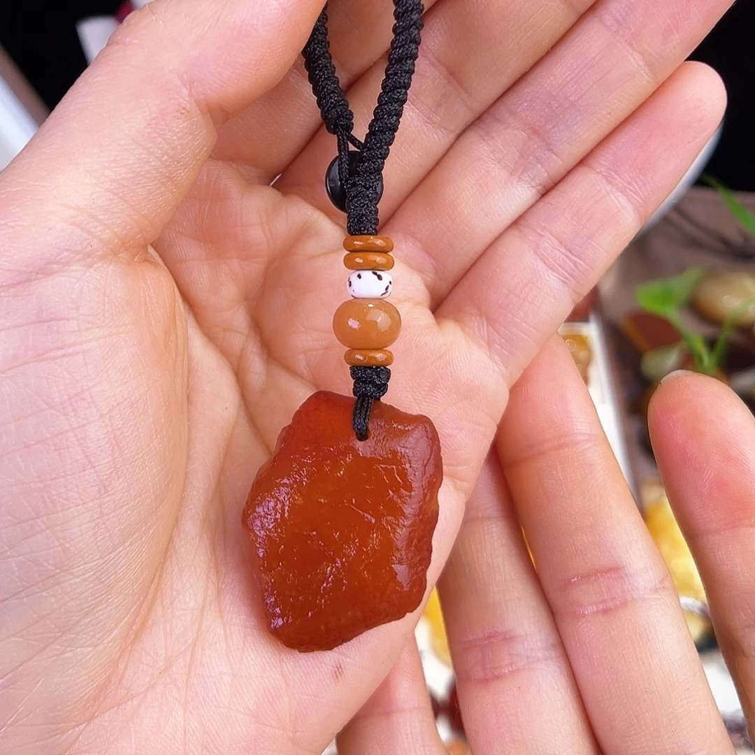 未镶嵌琥珀珠宝奇石。