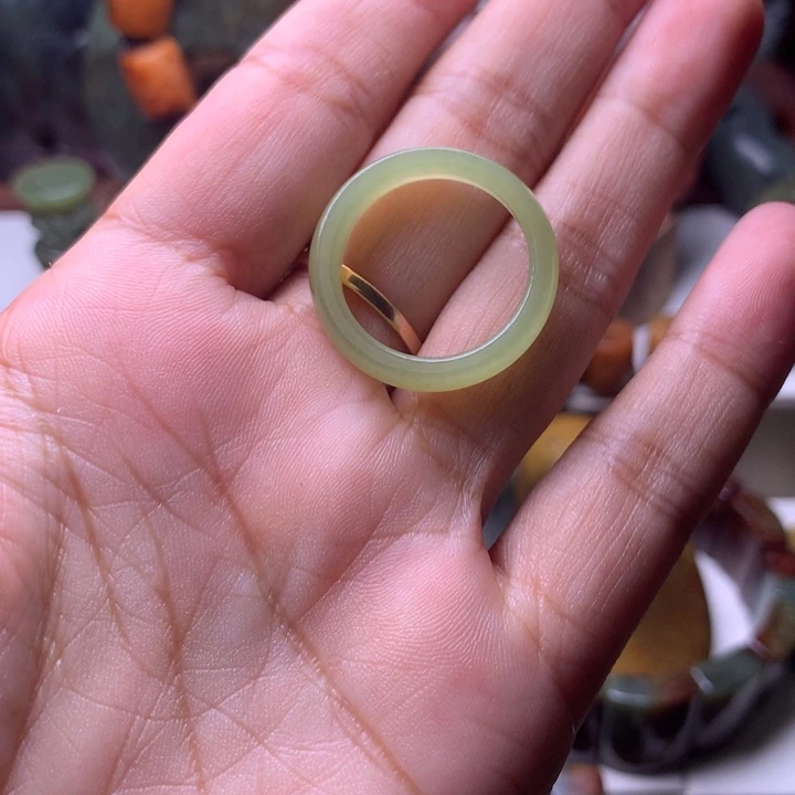 岫岩老玉（透闪石质玉）戒圈未镶嵌