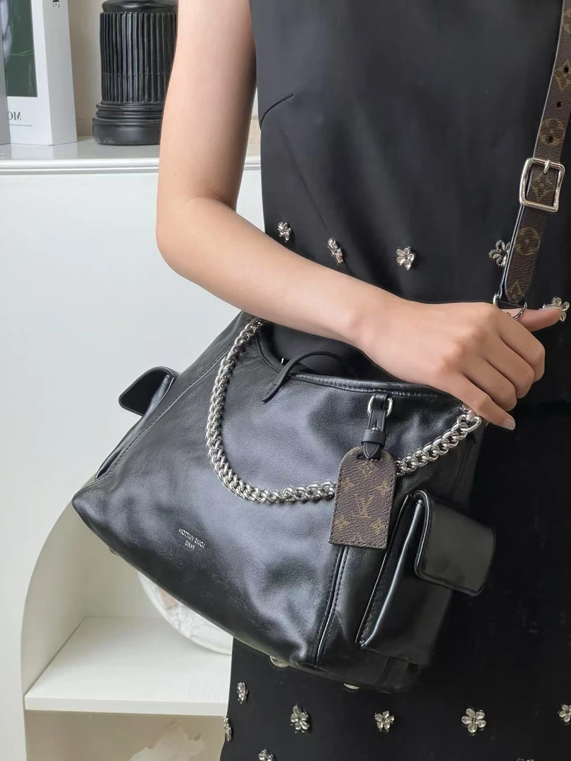 99新 LouisVuitton/路易威登 cargo小号黑武士斜挎包/优品