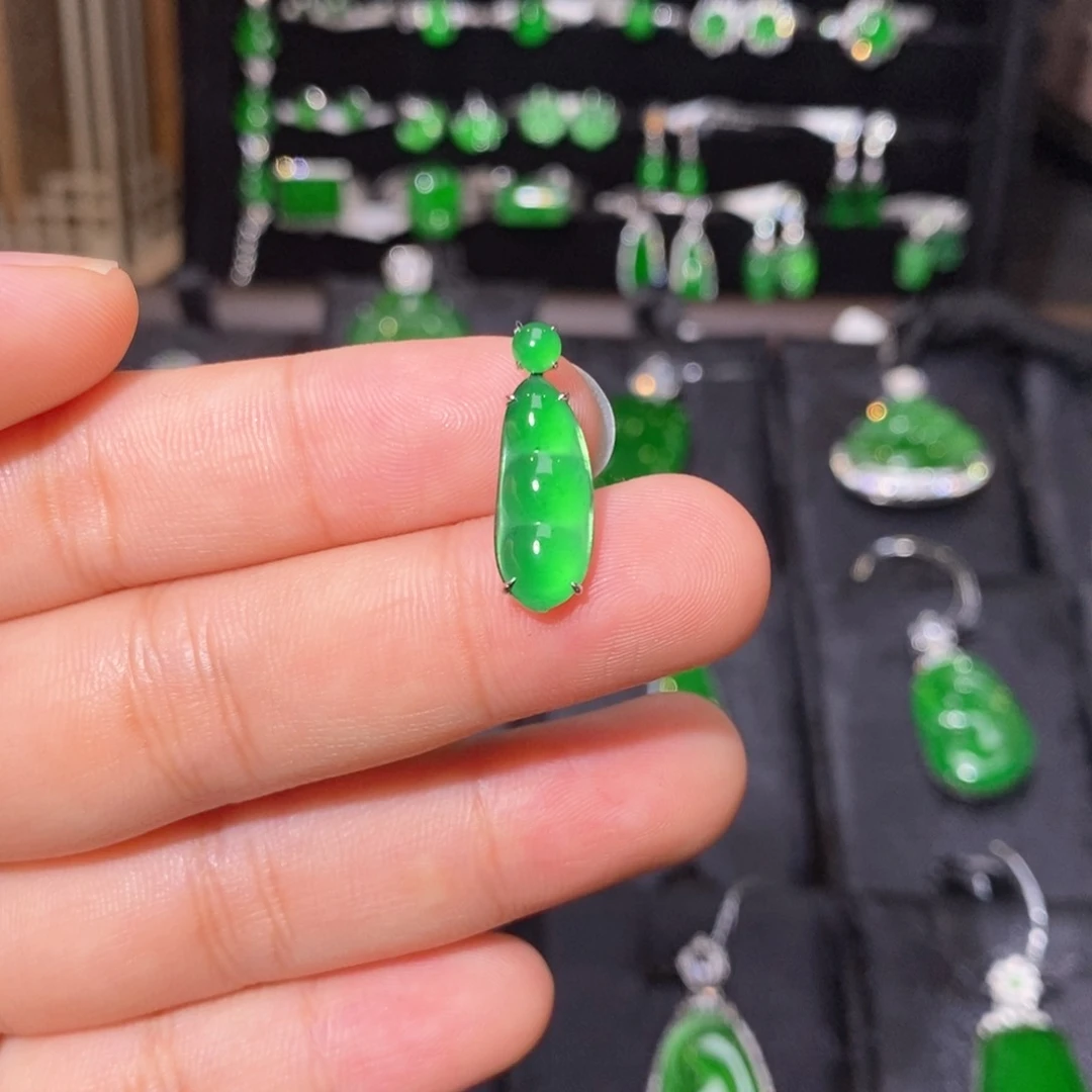 颈饰18K金镶嵌翡翠天然翡翠