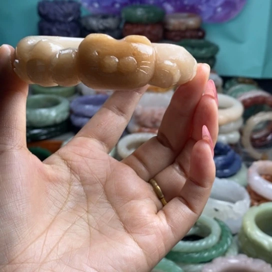 未镶嵌雕花手镯石英质玉