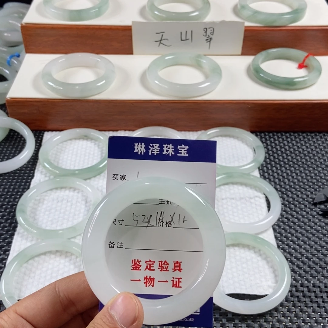 琪***妈石英质玉未镶嵌手镯1